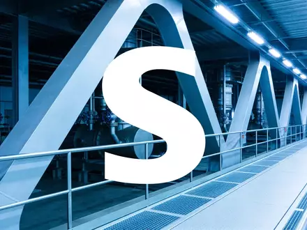 Abstrakte Darstellung moderner industrieller Architektur und strategischer Unternehmensentwicklung. - Foto: über boerse-global.de