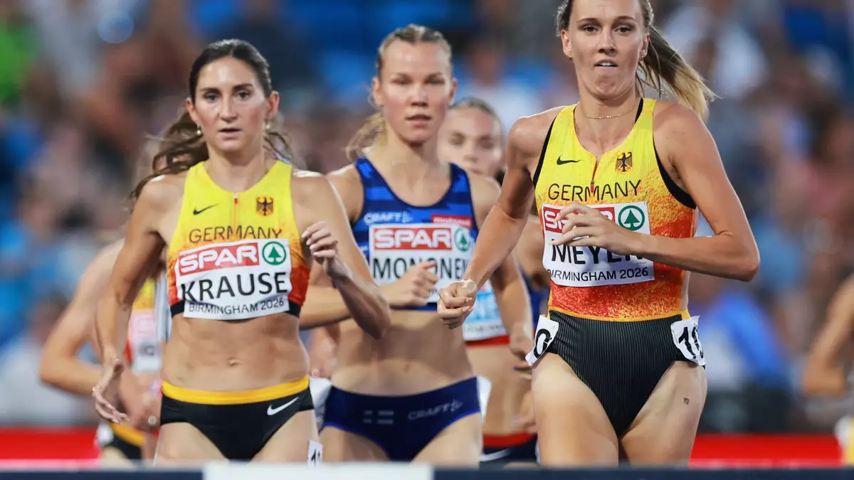 Lea Meyer (r) kritisierte nach dem Finale über 3.000 Meter Hindernis Gesa Krause (l). - Bild: Morgan Harlow/AP/dpa