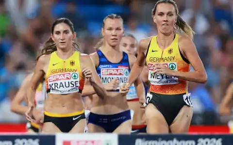 Lea Meyer (r) kritisierte nach dem Finale über 3.000 Meter Hindernis Gesa Krause (l). - Foto: Morgan Harlow/AP/dpa