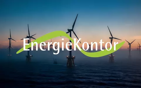 Moderne Windkraftanlagen vor der Küste bei Dämmerung in einer atmosphärischen, minimalistischen Szenerie. - Foto: über boerse-global.de