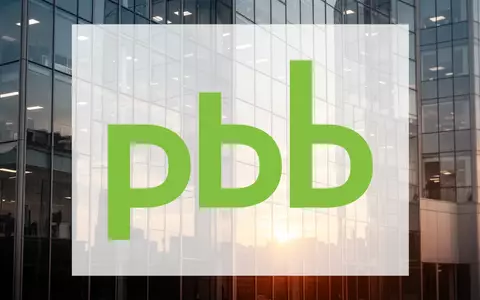 Moderne Glasfassade eines Bürogebäudes im goldenen Morgenlicht als Symbol für wirtschaftliche Erholung und Stabilität. - Foto: über boerse-global.de