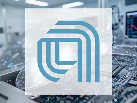 Abstrakte Darstellung einer modernen Halbleiterfertigung mit Fokus auf Mikrochip-Architektur und Technologie. - Foto: über boerse-global.de