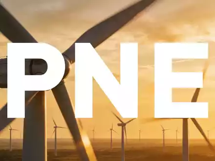 Ein moderner Windpark bei Sonnenuntergang als Symbol für den Wandel im Bereich der erneuerbaren Energien. - Foto: über boerse-global.de