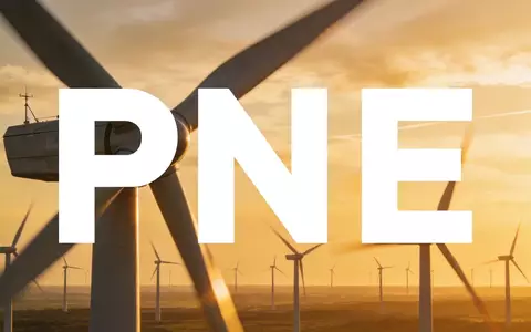 Ein moderner Windpark bei Sonnenuntergang als Symbol für den Wandel im Bereich der erneuerbaren Energien. - Foto: über boerse-global.de