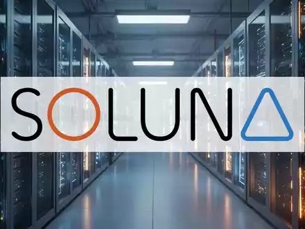 Moderne Rechenzentrums-Infrastruktur mit leuchtenden Server-Racks in einem atmosphärischen, professionellen Umfeld. - Foto: über boerse-global.de