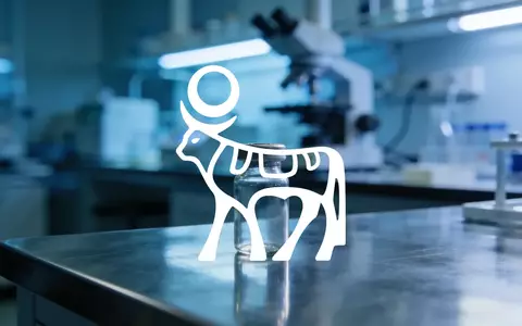 Ein modernes, steriles pharmazeutisches Forschungslabor mit einem Glasfläschchen auf einem Edelstahltisch. - Foto: über boerse-global.de