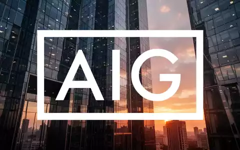 Moderne Glasfassade eines Bürogebäudes bei Sonnenuntergang als Symbol für globale Expansion im Versicherungssektor - Foto: über boerse-global.de