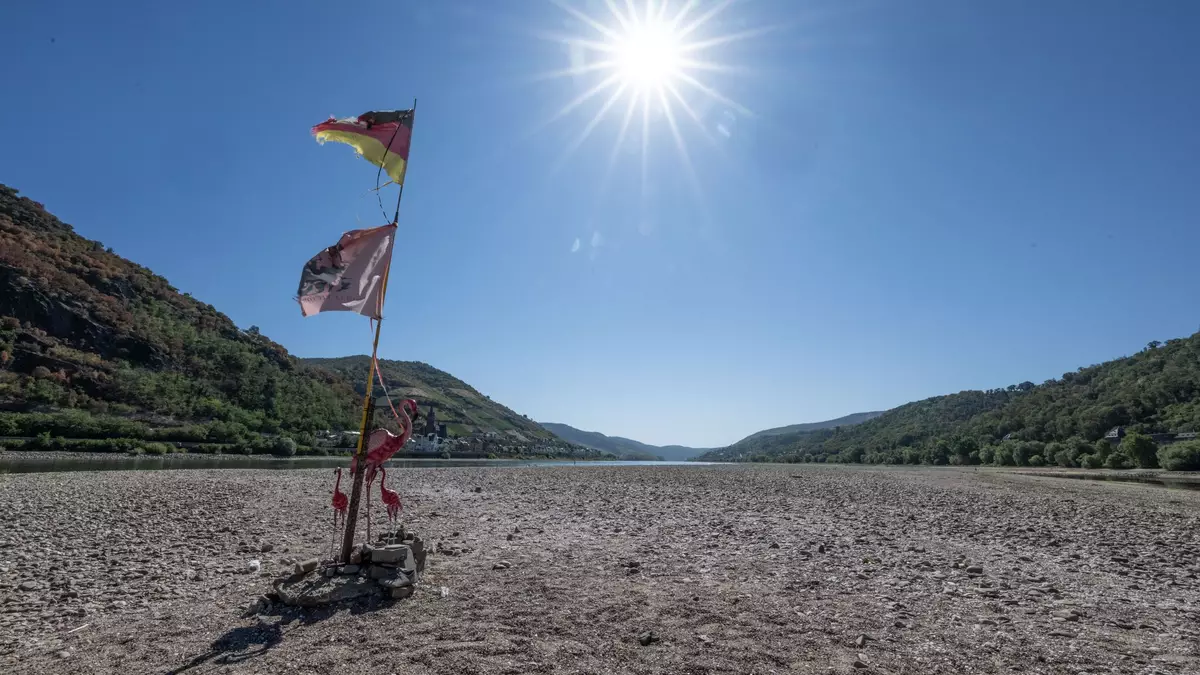 In Rheinland-Pfalz zeigt sich das ausgetrocknete Flussbett des Rheins. - Bild: Boris Roessler/dpa