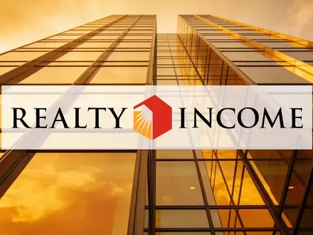 Moderne Glasfassade eines Bürogebäudes im goldenen Licht als Symbol für Stabilität im Immobiliensektor - Foto: über boerse-global.de