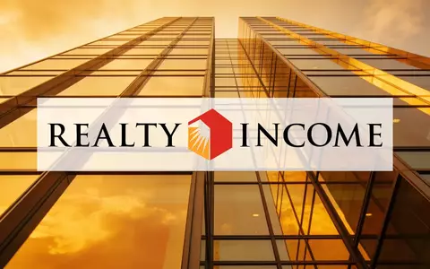 Moderne Glasfassade eines Bürogebäudes im goldenen Licht als Symbol für Stabilität im Immobiliensektor - Foto: über boerse-global.de