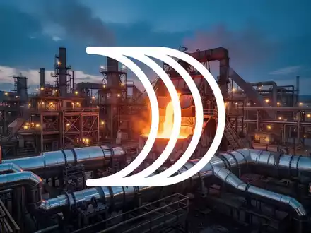 Industrielle Aluminiumverarbeitung bei Dämmerung mit glühendem Metall in einer modernen Produktionsanlage. - Foto: über boerse-global.de