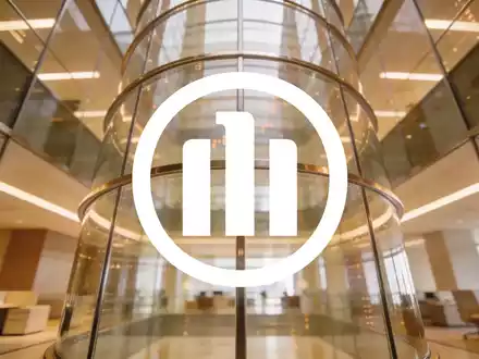 Abstrakte Darstellung einer modernen Unternehmensarchitektur als Symbol für strategische Investitionen und Finanzwachstum - Foto: über boerse-global.de