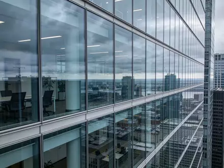Ein modernes Bürogebäude in einem Finanzviertel an einem bewölkten Tag. - Foto: über boerse-global.de