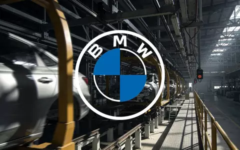 Moderne Produktionsstraße in einer Automobilfabrik mit atmosphärischer Beleuchtung und Fokus auf Ingenieurskunst. - Foto: über boerse-global.de