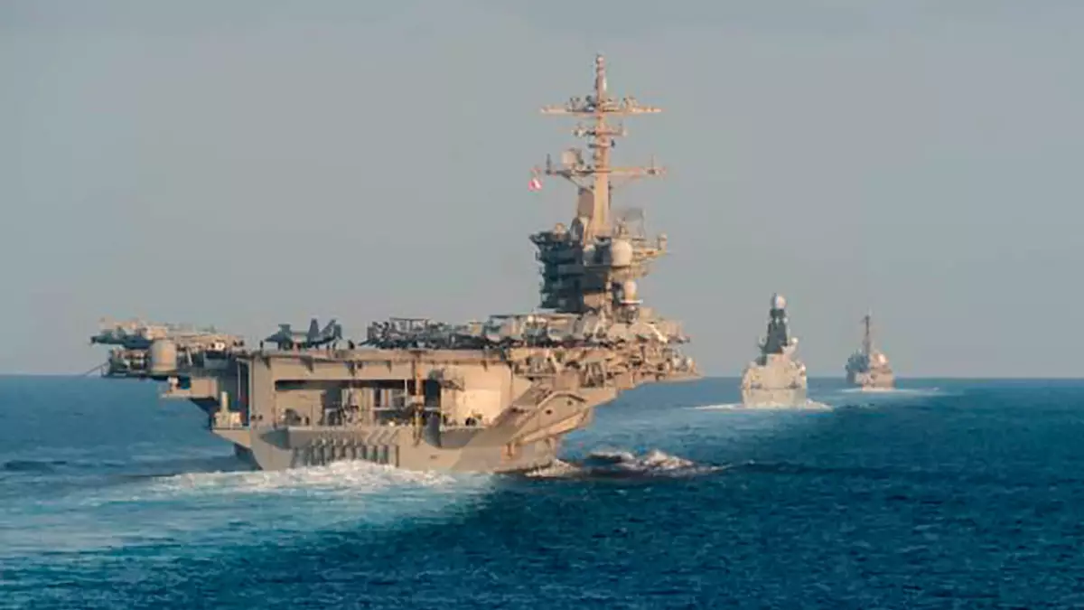 Mit dem US-Flugzeugträger USS Abraham Lincoln (vorn links) haben die USA bereits Anfang des Jahres ihre Präsenz im Nahen Osten verstärkt. (Archivbild) - Bild: Zachary Pearson/U.S. Navy via AP/dpa