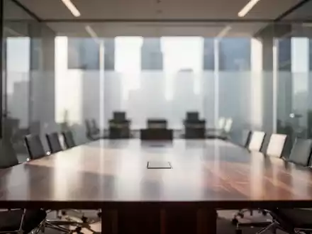 Modernes, helles Bürointerieur im Finanzviertel mit Fokus auf einen minimalistischen Konferenztisch. - Foto: über boerse-global.de