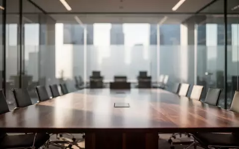 Modernes, helles Bürointerieur im Finanzviertel mit Fokus auf einen minimalistischen Konferenztisch. - Foto: über boerse-global.de