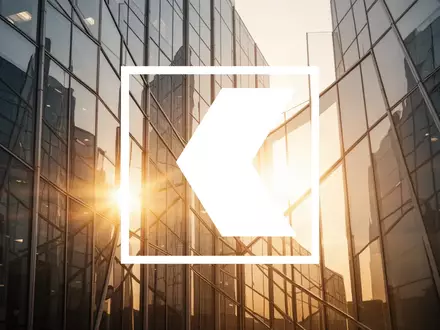 Abstrakte Darstellung von finanziellem Wachstum und Stabilität durch moderne Architektur bei Sonnenaufgang. - Foto: über boerse-global.de
