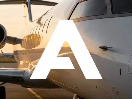 Nahaufnahme eines modernen Flugzeugrumpfes bei Sonnenaufgang auf einem Rollfeld. - Foto: über boerse-global.de