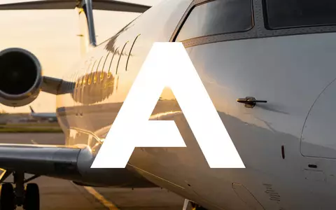 Nahaufnahme eines modernen Flugzeugrumpfes bei Sonnenaufgang auf einem Rollfeld. - Foto: über boerse-global.de