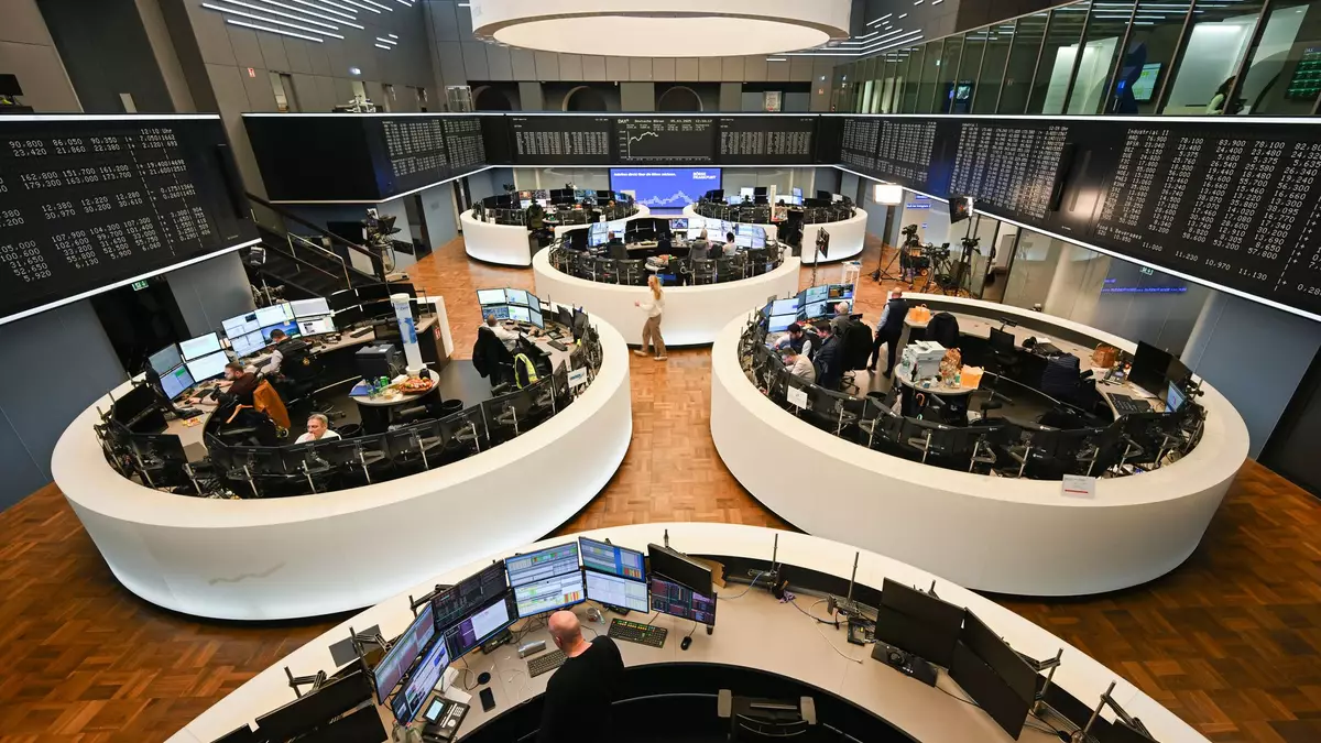 Frankfurter Börse: Die Dax-Konzerne steigern in Summe ihre Gewinne, aber die Lage ist zweigeteilt. (Archivbild) - Bild: Arne Dedert/dpa