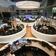 Frankfurter Börse: Die Dax-Konzerne steigern in Summe ihre Gewinne, aber die Lage ist zweigeteilt. (Archivbild) - Bild: Arne Dedert/dpa