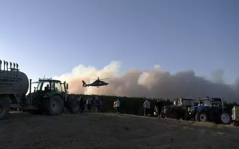 Der Brand hat bereits rund 25 Hektar Wald in Beschlag genommen.  - Foto: Nord-West-Media TV/dpa