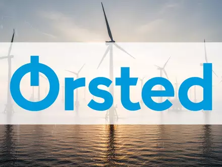 Moderne Offshore-Windkraftanlagen bei Sonnenuntergang als Symbol für nachhaltige Energieinvestitionen. - Foto: über boerse-global.de