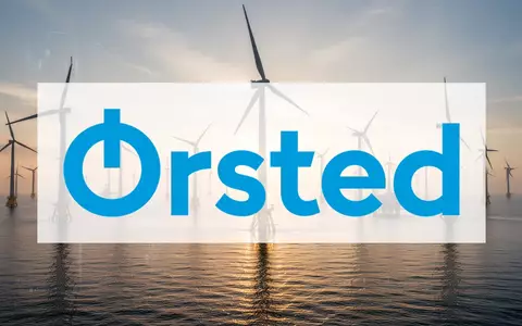 Moderne Offshore-Windkraftanlagen bei Sonnenuntergang als Symbol für nachhaltige Energieinvestitionen. - Foto: über boerse-global.de