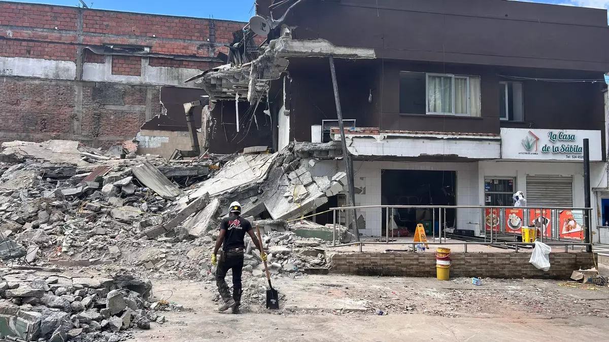 Das Gebäude der Bäckerei Quinta Pan ist bei dem Erdbeben in Kolumbien eingestürzt. - Bild: Philipp Znidar/dpa