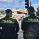 Polizisten stehen vor einem abgestürzten Gebäude. - Bild: Philipp Znidar/dpa
