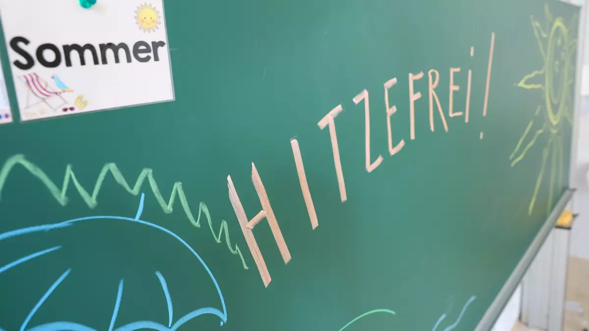 Ob es Hitzefrei gibt, liegt weitgehend im Ermessen der Schulleitung. Die Regeln variieren je nach Bundesland.  - Bild: Jan Woitas/dpa