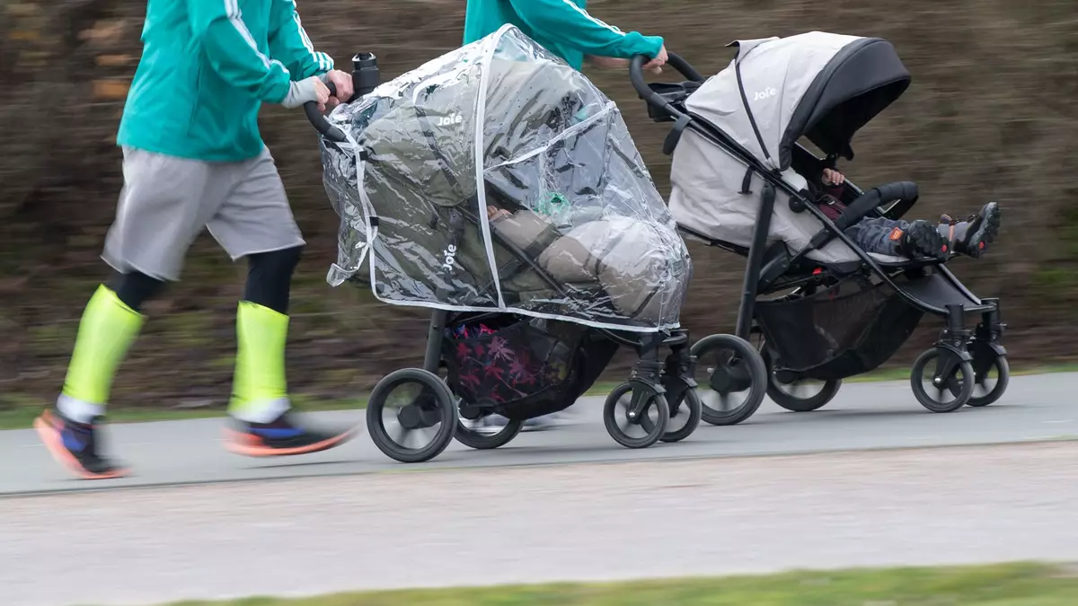 Der Kinderwagen kann vor Verletzungen schützen. (Symbolbild) - Bild: Bernd Thissen/dpa