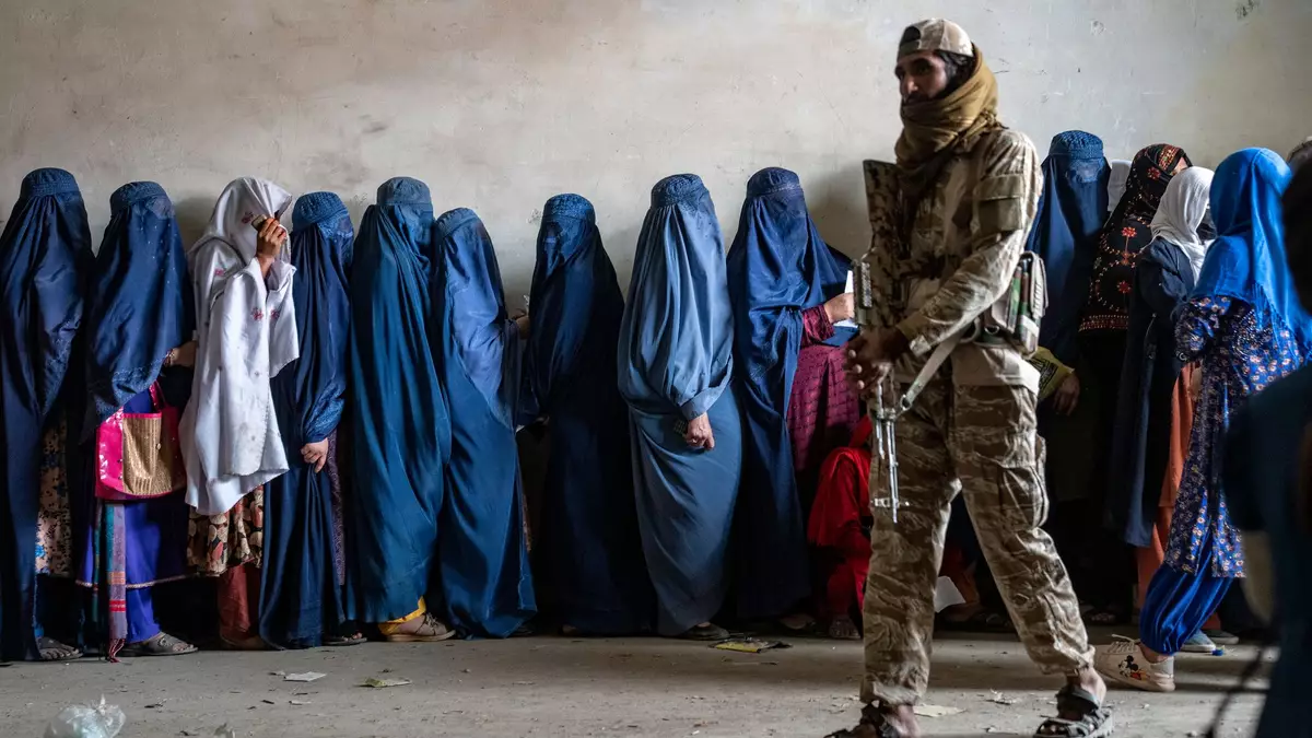 Kleiderregelungen für Frauen werden zusehends drastischer durchgesetzt. (Archivbild) - Bild: Ebrahim Noroozi/AP/dpa