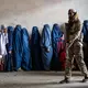 Kleiderregelungen für Frauen werden zusehends drastischer durchgesetzt. (Archivbild) - Bild: Ebrahim Noroozi/AP/dpa