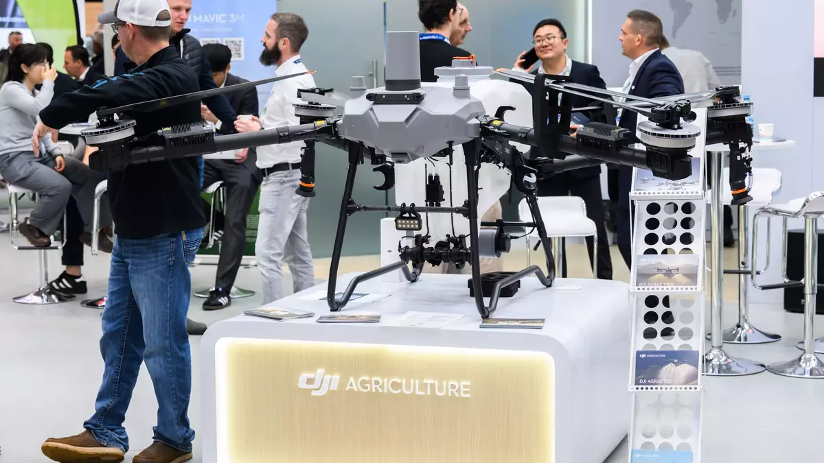 Eine Drohne des chinesischen Herstellers DJI. Die USA verhängen neue Zölle von bis zu 100 Prozent auf Drohnen aus dem Ausland. (Archivbild) - Bild: Julian Stratenschulte/dpa