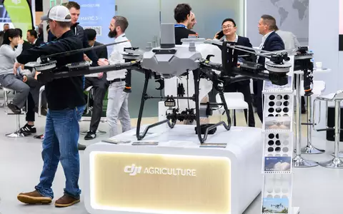 Eine Drohne des chinesischen Herstellers DJI. Die USA verhängen neue Zölle von bis zu 100 Prozent auf Drohnen aus dem Ausland. (Archivbild) - Foto: Julian Stratenschulte/dpa