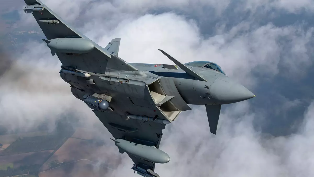 Ein «Eurofighter Typhoon» der italienischen Luftwaffe holte die Drohne vom Himmel. (Archivbild) - Bild: Mindaugas Kulbis/AP/dpa