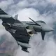 Ein «Eurofighter Typhoon» der italienischen Luftwaffe holte die Drohne vom Himmel. (Archivbild) - Bild: Mindaugas Kulbis/AP/dpa