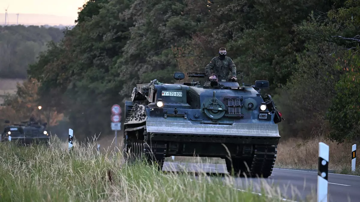 Auch Pionierpanzer der Bundeswehr sind im Einsatz.  - Bild: Federico Gambarini/dpa