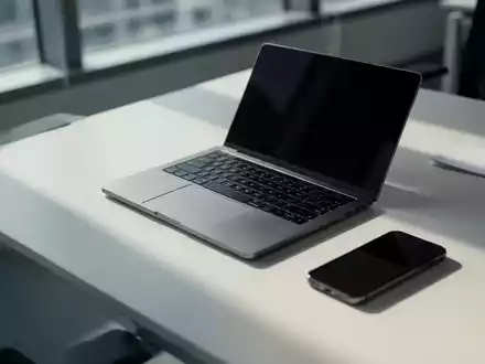 Moderner, minimalistischer Büroarbeitsplatz mit Laptop und Smartphone als Symbol für KI-gestützte Prozessanalyse. - Foto: über boerse-global.de