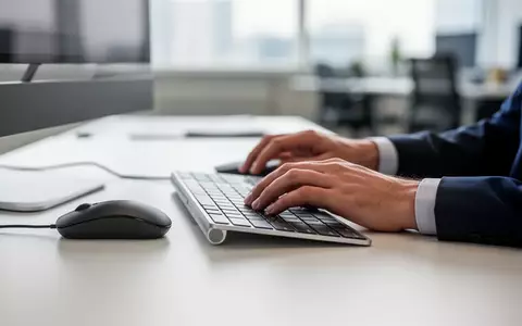 Eine Person nutzt eine Computermaus auf der linken Seite einer Tastatur an einem modern eingerichteten Büroarbeitsplatz. - Foto: über boerse-global.de