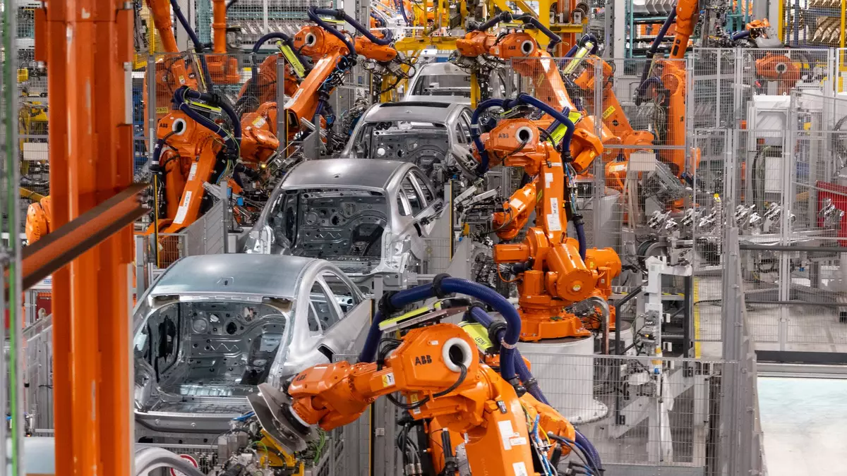 In der deutschen Autoindustrie gehen immer mehr Jobs verloren. (Archivbild)  - Bild: Daniel Josling/dpa