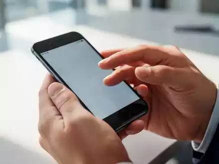 Nahaufnahme einer Hand, die ein Smartphone bedient, um die Produktivitätsfunktionen der Tastatur zu nutzen. - Foto: über boerse-global.de