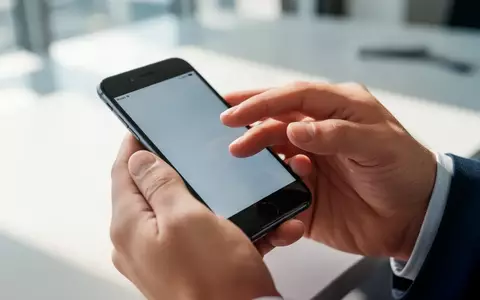 Nahaufnahme einer Hand, die ein Smartphone bedient, um die Produktivitätsfunktionen der Tastatur zu nutzen. - Foto: über boerse-global.de