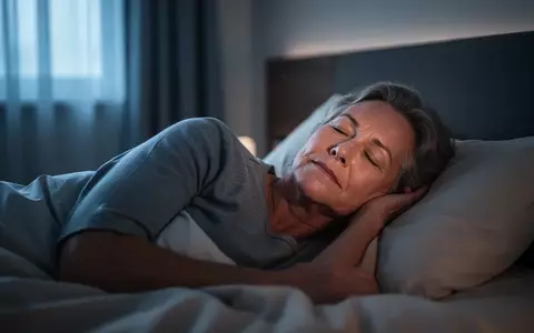 Eine ruhende Person in einem modern eingerichteten Schlafzimmer bei sanftem Morgenlicht zur Veranschaulichung von Schlafqualität. - Foto: über boerse-global.de