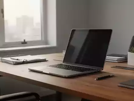 Ein moderner, aufgeräumter Büroarbeitsplatz mit einem Laptop auf einem Schreibtisch in hellem, natürlichem Licht. - Foto: über boerse-global.de