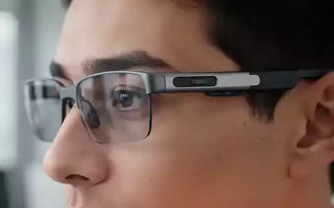 Nahaufnahme einer Person, die eine moderne Smart-Brille trägt, in einer professionellen, natürlich beleuchteten Umgebung. - Foto: über boerse-global.de