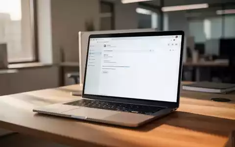 Ein moderner, aufgeräumter Büroarbeitsplatz mit einem geöffneten Laptop auf einem Holztisch bei natürlichem Tageslicht. - Foto: über boerse-global.de