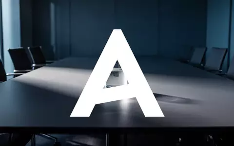 Minimalistischer Konferenztisch in gedimmtem Licht, der eine Atmosphäre von finanzieller Disziplin und Strenge vermittelt. - Foto: über boerse-global.de